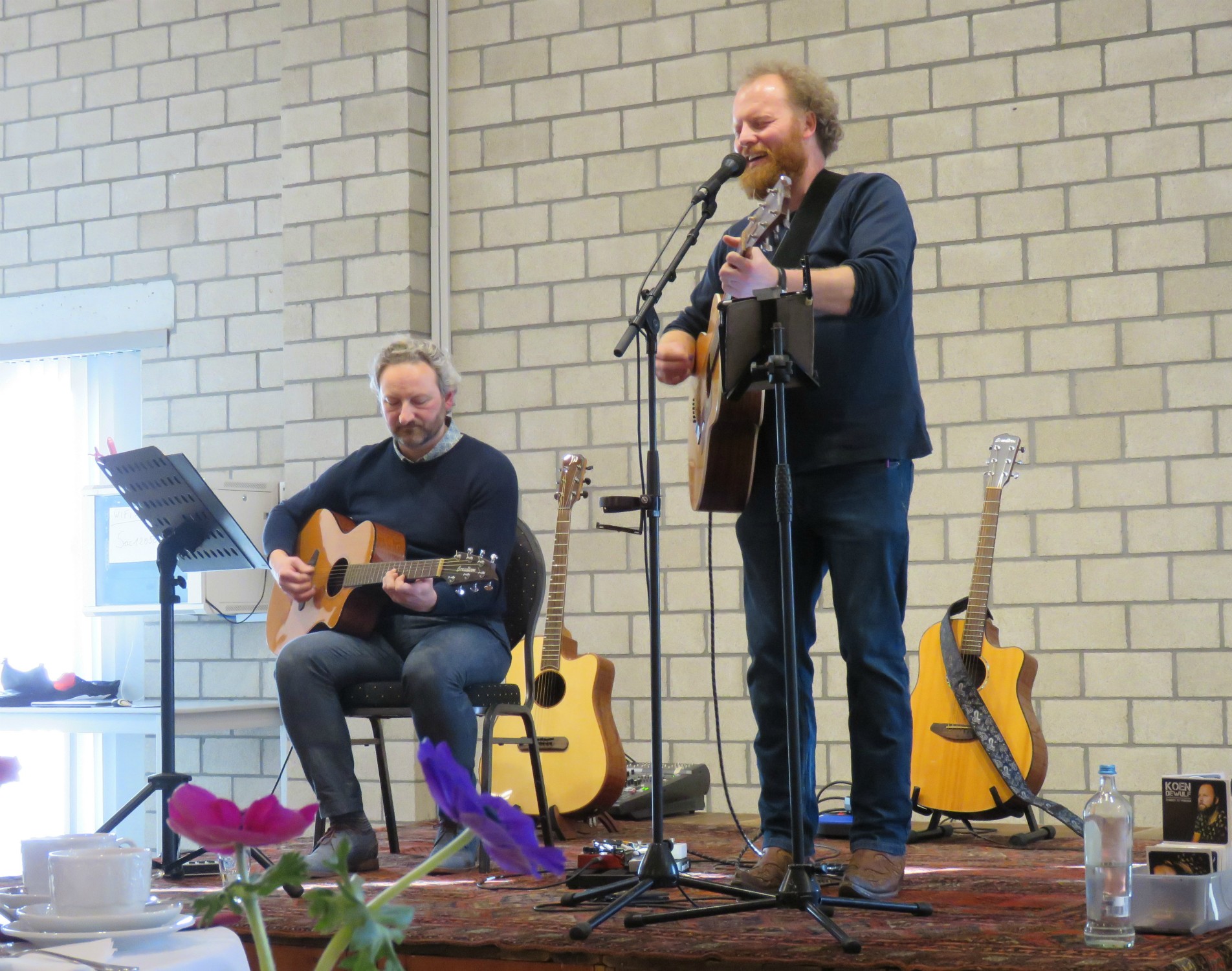 Vrijwilligersfeest Sint-Anna-ten-Drieënparochie 2023 - Taart en koffie - Geanimeerd optreden van troubadour Koen Dewulf met een collega muzikant - Sint-Anneke Centrum - Antwerpen Linkeroever